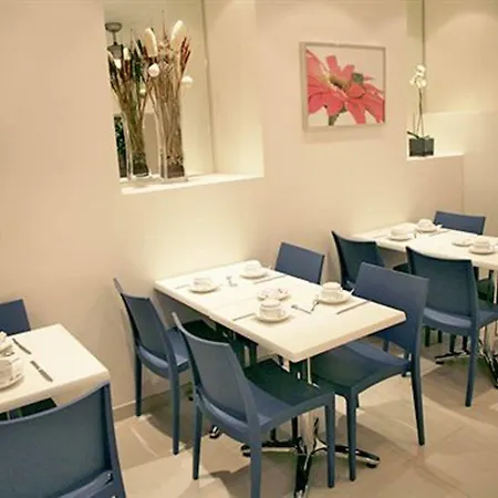 Hotel De Nemours 2*